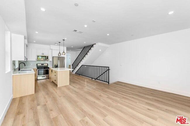 4337 Dixie Canyon Ave in Los Angeles, CA - Building Photo - Building Photo