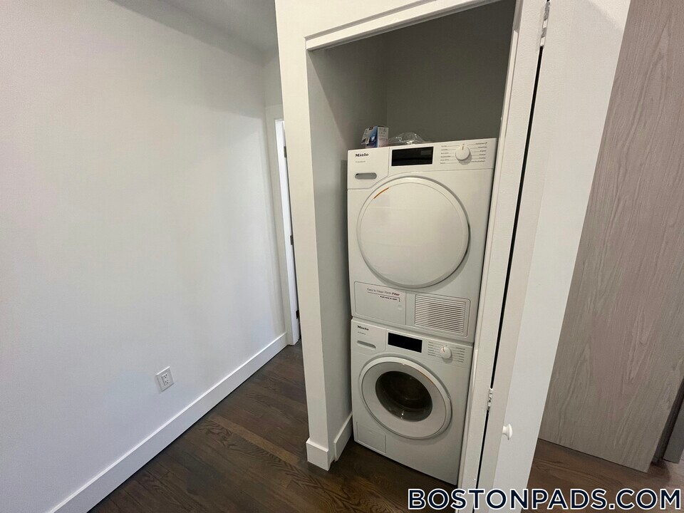 11 Queensberry St in Boston, MA - Building Photo