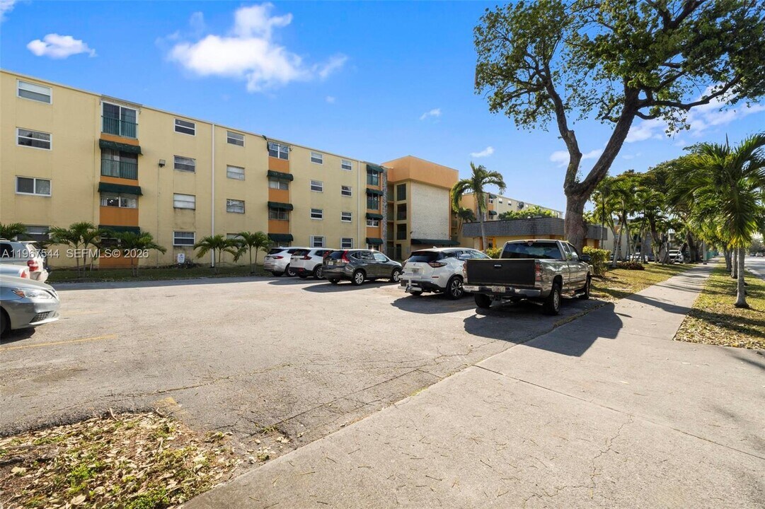 606 W 81st St in Hialeah, FL - Building Photo
