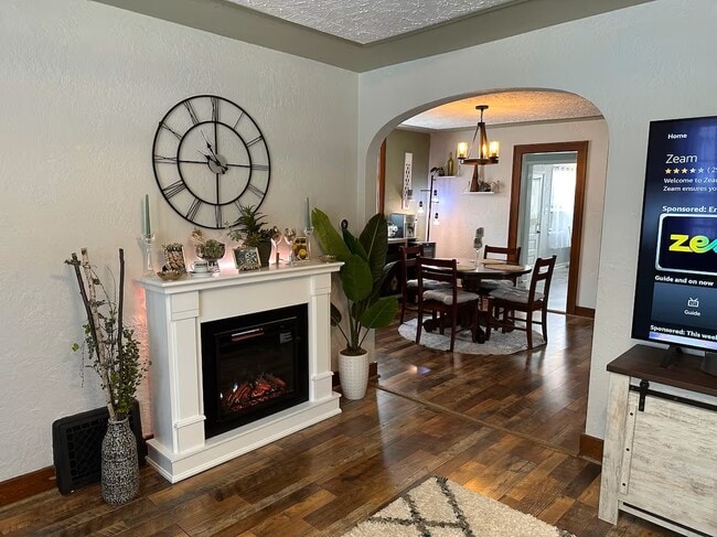 property at 211 S Oak St