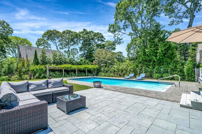 property at 3 Crestview Dr