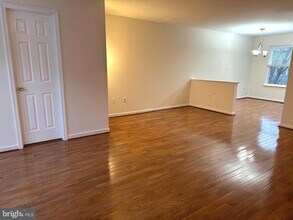 8922 Royal Astor Way in Fairfax, VA - Building Photo - Building Photo