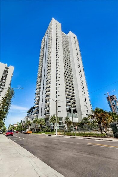600 NE 27th St, Unit 2401 in Miami, FL - Foto de edificio - Building Photo