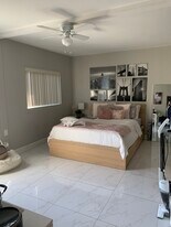 727 N Highland Dr, Unit Studio Rental in Hollywood, FL - Building Photo