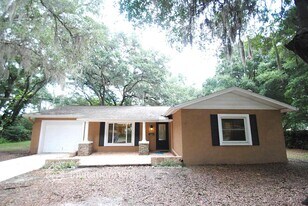 404 W Jersey Ave in Brandon, FL - Building Photo