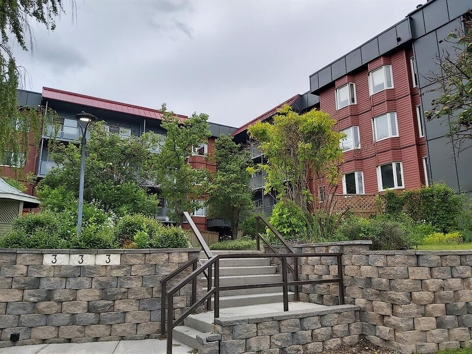 335 Garry Crescent NE in Calgary, AB - Building Photo