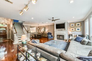 4455 Castle Ct Pl in Houston, TX - Building Photo