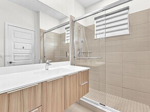 10250 NW 76th Ter in Doral, FL - Foto de edificio - Building Photo