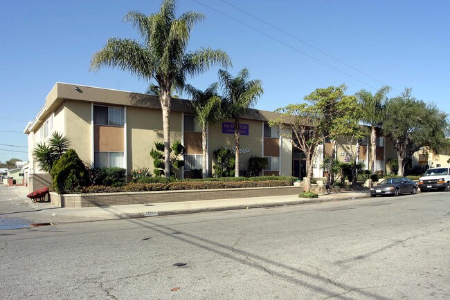 Sunrise Apartments in Hawthorne, CA - Foto de edificio - Building Photo