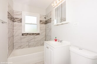 1203 Grant St in Wheaton, IL - Foto de edificio - Building Photo