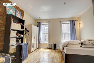 130 W 73rd St in New York, NY - Building Photo - Building Photo