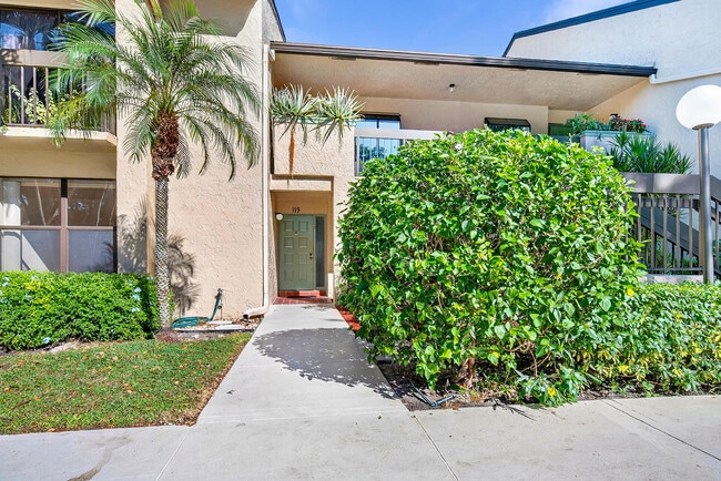 5021 Oakhill Ln in Delray Beach, FL - Building Photo - Building Photo