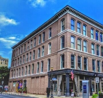 566 S 4th St in Louisville, KY - Building Photo