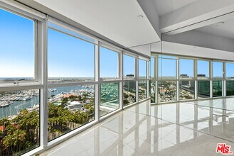 13600 Marina Pointe Dr in Marina Del Rey, CA - Building Photo - Building Photo