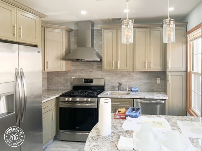 80-20 Margaret Pl in Queens, NY - Building Photo - Building Photo