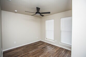 2110 N Jayton Ave in Lubbock, TX - Foto de edificio - Building Photo