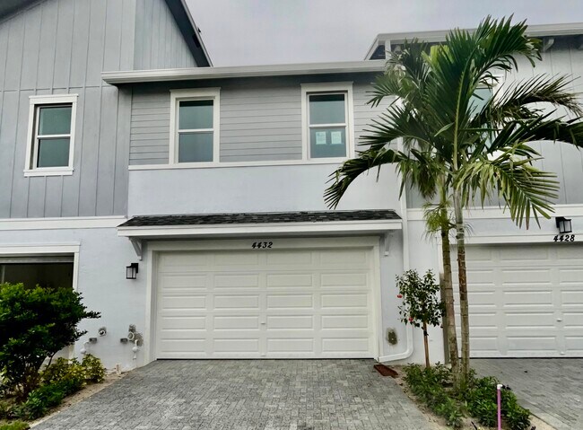 property at 4432 Longwood Lake Sq