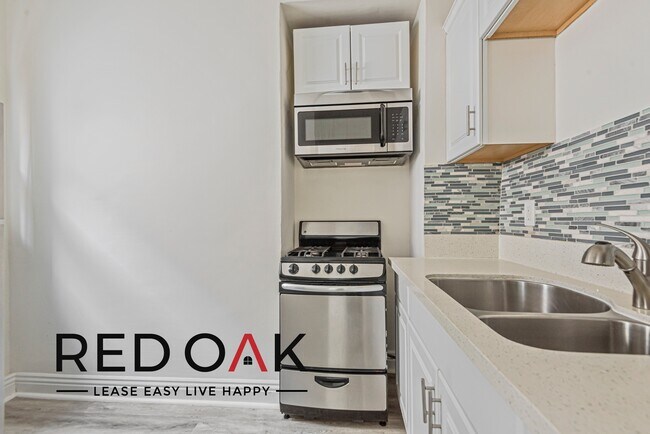 2743 San Marino St, Unit 207 in Los Angeles, CA - Building Photo - Building Photo