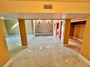 4560 Bellaire Blvd in Bellaire, TX - Building Photo - Building Photo