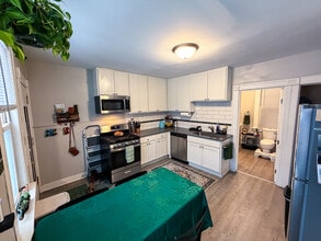 2477-2479 N Dousman St, Unit 2479A in Milwaukee, WI - Foto de edificio - Building Photo