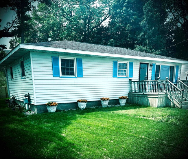 2245 Lakeshore Dr in Muskegon, MI - Building Photo - Building Photo