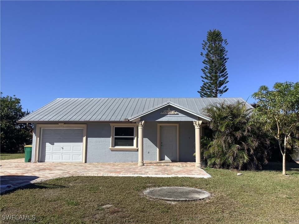 1737 42nd St SW in Naples, FL - Building Photo