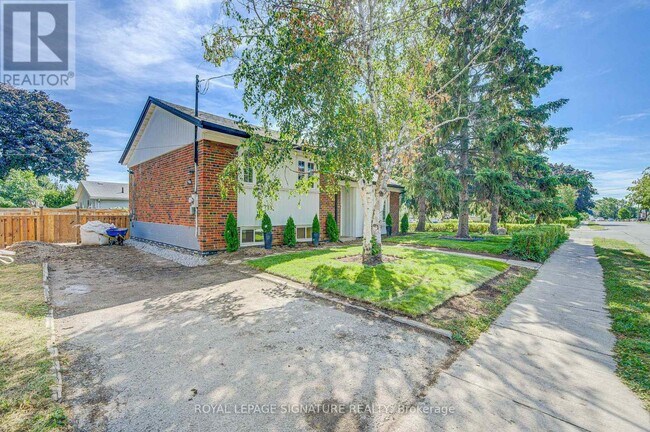 2 Vankirk Rd in Toronto, ON - Building Photo - Building Photo