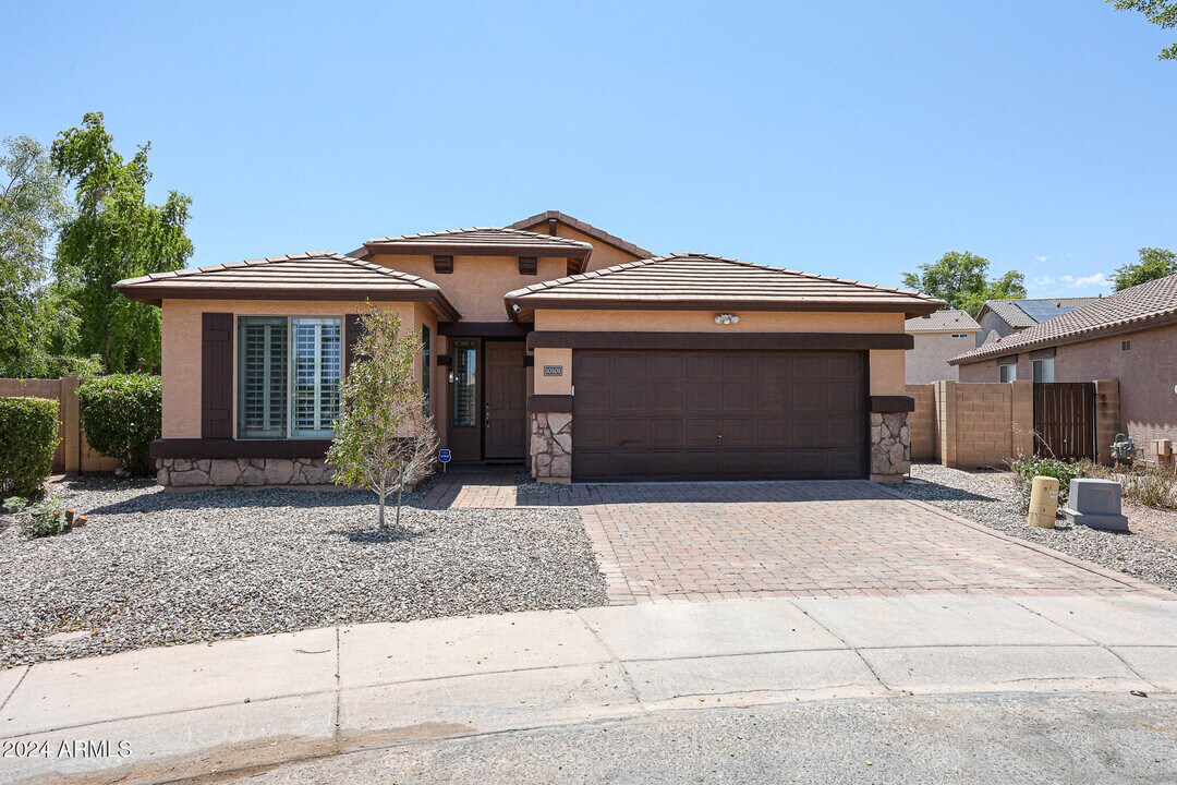 10101 W Cordes Rd in Tolleson, AZ - Building Photo