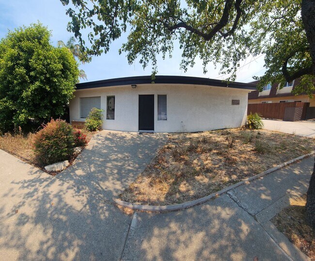556-556 Foothill Blvd