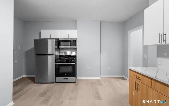 301 Poplar St, Unit 303 in Bridgeport, CT - Building Photo - Building Photo