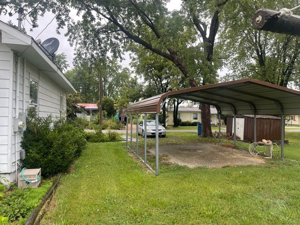 1110 E Ruth St in Benton, IL - Building Photo