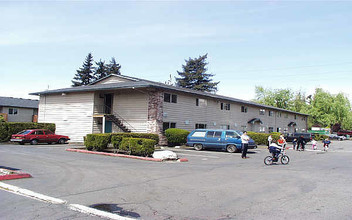 Madrona Place Apartments in Portland, OR - Building Photo - Building Photo