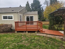 90 Irvington Dr in Eugene, OR - Building Photo