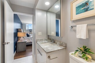 400 Hobron Ln in Honolulu, HI - Building Photo - Building Photo