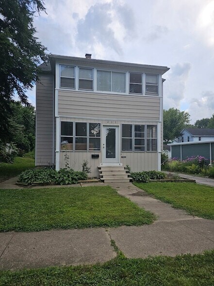 211 Edwards Ave, Unit 2 in West Dundee, IL - Building Photo