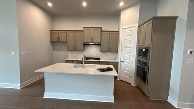 8208 Bouvreuil Dr in Briarcliff, TX - Foto de edificio - Building Photo