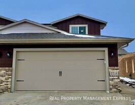 3 Bed 1.5 Bath Townhouse in West Sioux Falls in Sioux Falls, SD - Building Photo