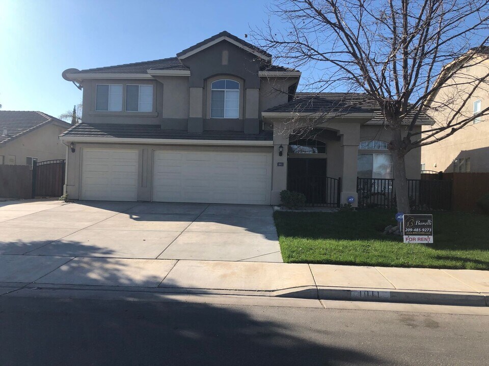 1011 Cardoza Rd in Los Banos, CA - Building Photo