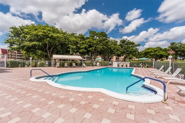 1040 Country Club Dr in Margate, FL - Building Photo - Building Photo