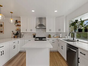 2510 Woodlands Way in Oceanside, CA - Foto de edificio - Building Photo