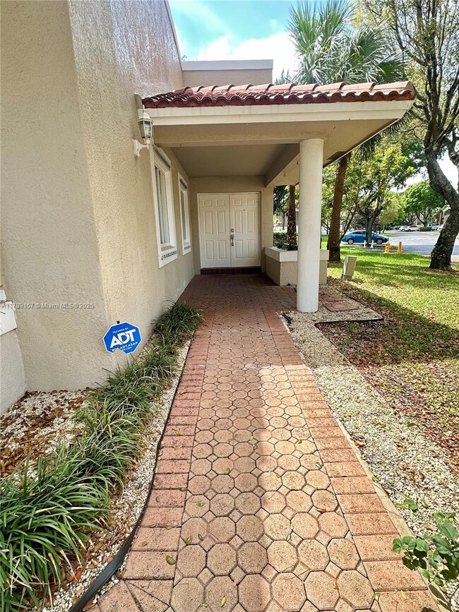 10262 NW 52nd Ln in Doral, FL - Building Photo - Building Photo