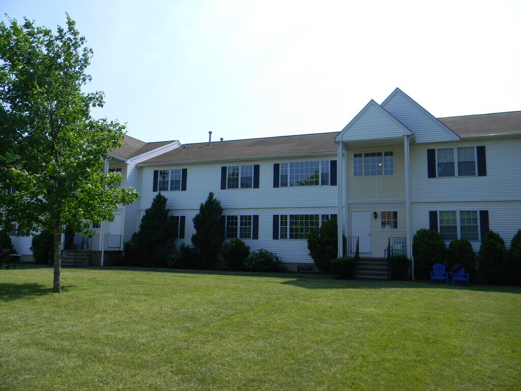 Marshfield Apartments in North Branford, CT