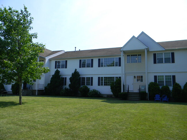 Marshfield Apartments in North Branford, CT - Foto de edificio - Building Photo