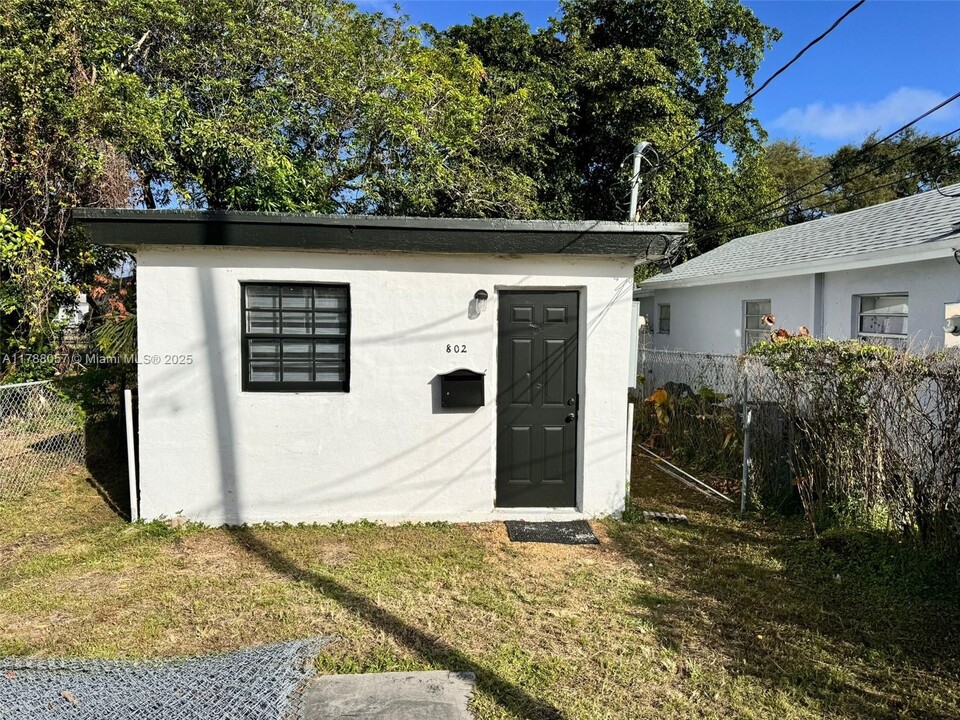 802 NW 3rd Terrace in Hallandale Beach, FL - Foto de edificio