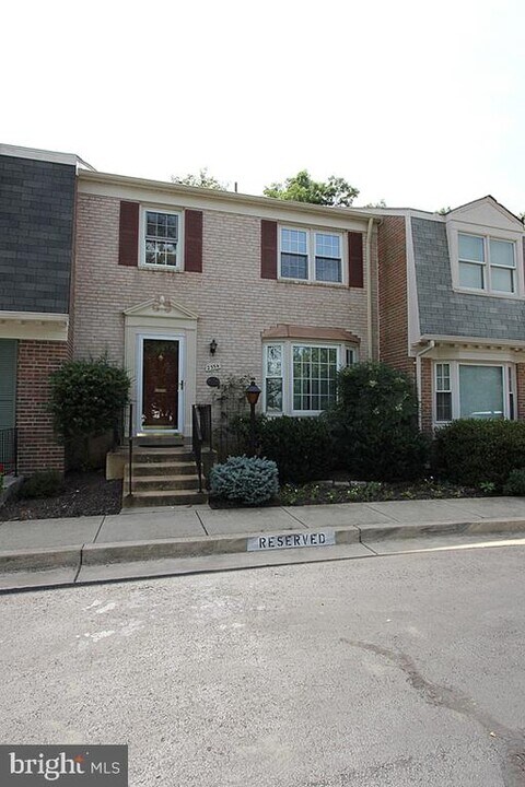 2354 Wheystone Ct in Vienna, VA - Building Photo