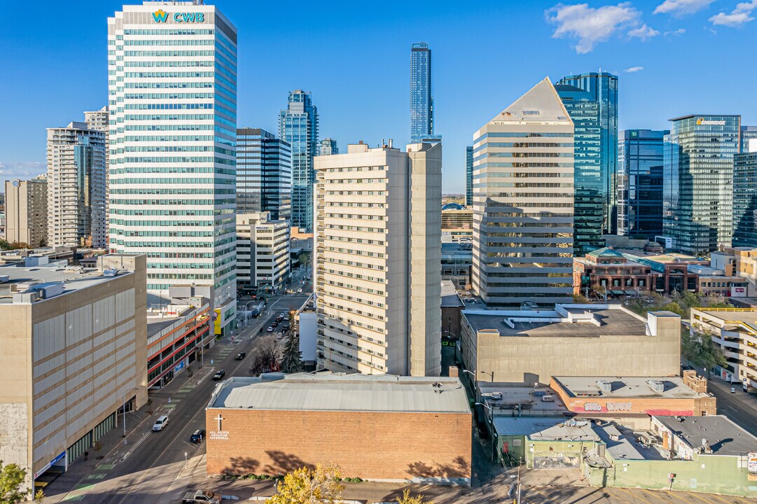 Cathedral Close in Edmonton, AB - Building Photo