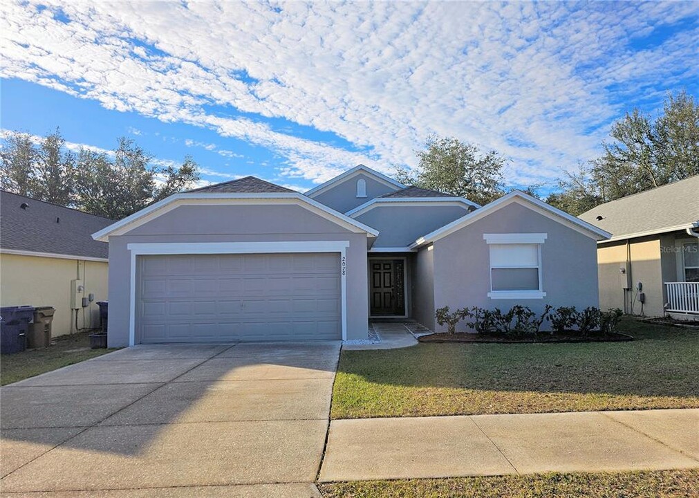 2078 Newtown Rd in Groveland, FL - Building Photo