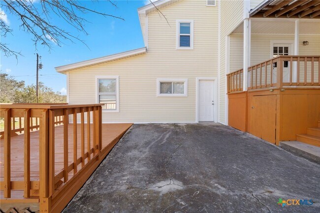 property at 322 Oakwood Loop