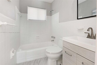 3842 N Circle Dr in Hollywood, FL - Building Photo - Building Photo