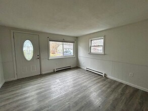 36 Candice St in Clinton, MA - Foto de edificio - Building Photo